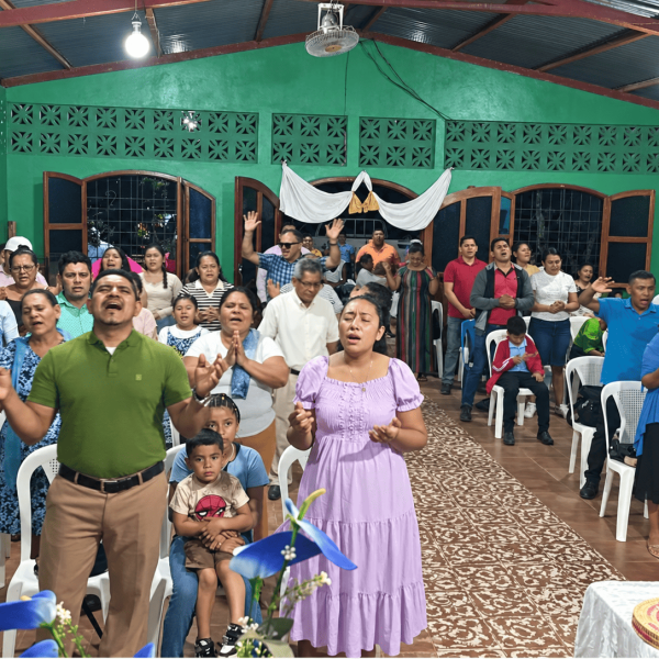 Congregación reunida en un salón verde