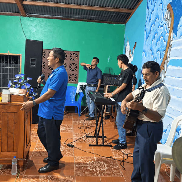 Predicador y músicos junto al púlpito